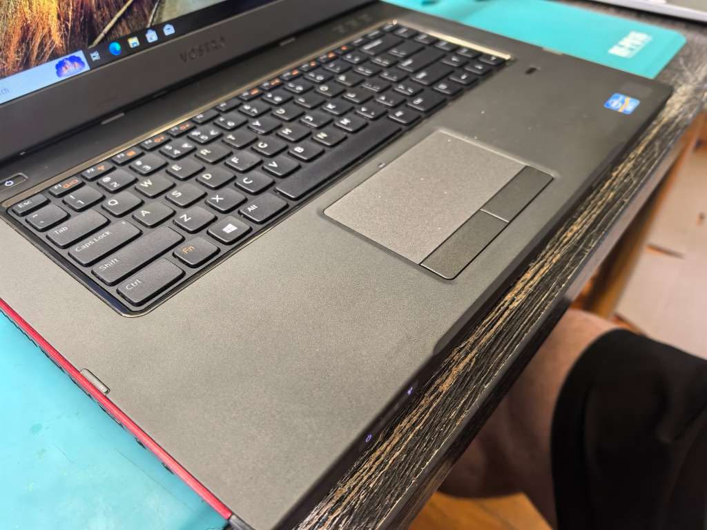 QUAD CORE i7-DELL VOSTRO 3560*i7-3632QM-8GB RAM-256GB SSD-RADEON GRAPHICS-DVD-HD DISPLAY