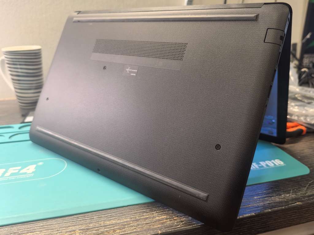 HP Notebook 15*i5-7200U*8GB DDR4*240GB SSD*HD*HD 620 GRAPHICS