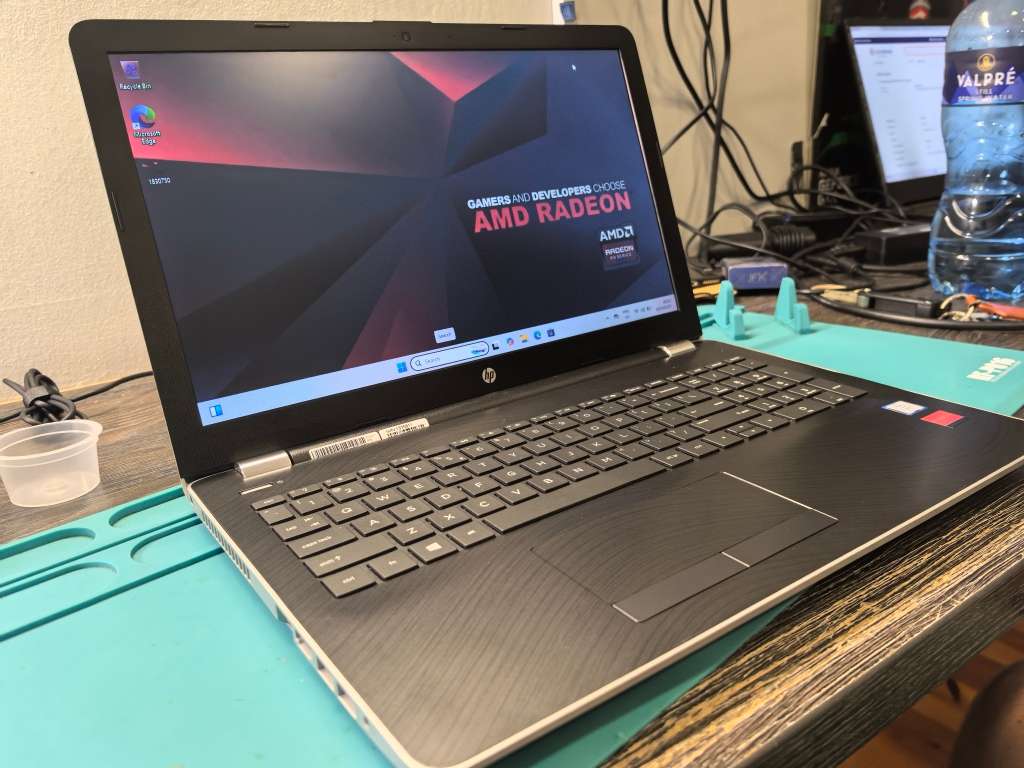 Quad Core i7 HP Notebook 15 with i7-8550U, 8GB DDR4, 256GB SSD, Radeon 520, HD