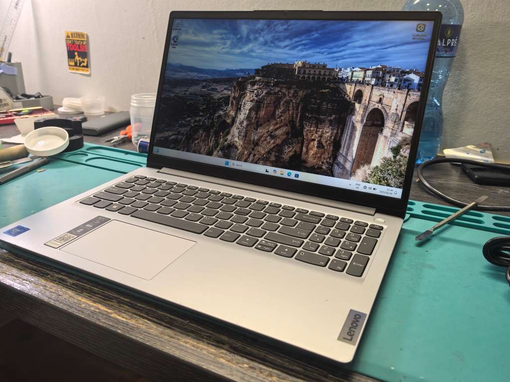 Lenovo Ideapad 1-N4020 Celeron-4GB DDR4-256GB NVMe SSD-UHD Graphics-FHD