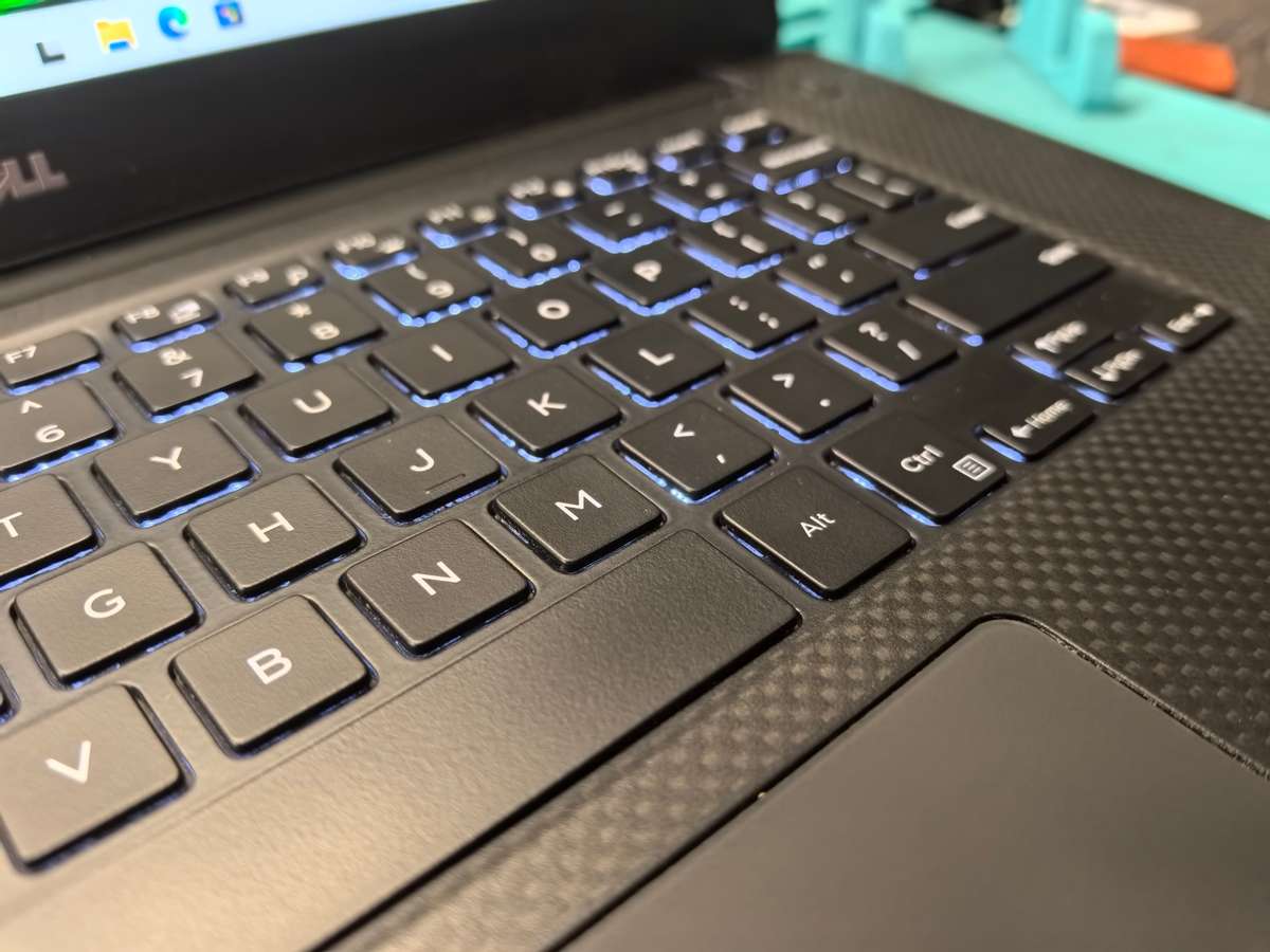 *DELL PRECISION 5520*i7-6820HQ*16GB DDR4*512GB SSD*QUADRO 4GB*