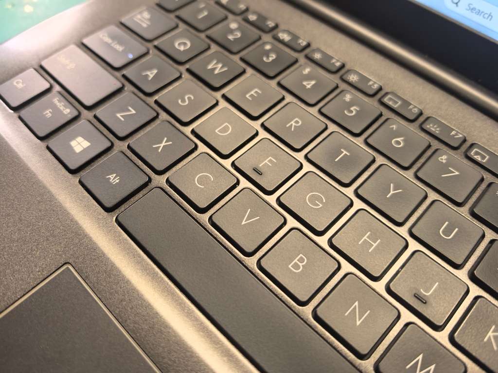 Asus VivoBook 14 i7-1165G7 16GB DDR4 512GB SSD FHD Iris Graphics