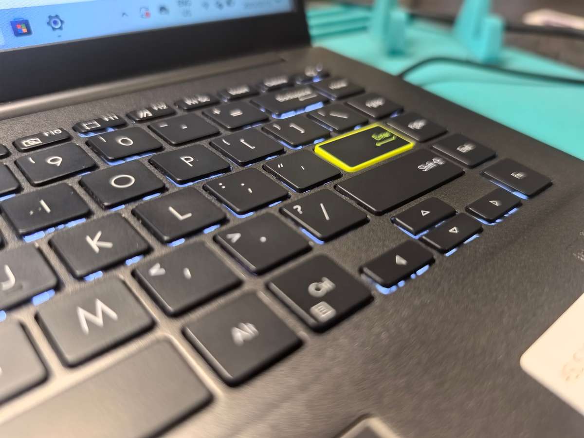 Asus VivoBook 14 i7-1165G7 16GB DDR4 512GB SSD FHD Iris Graphics