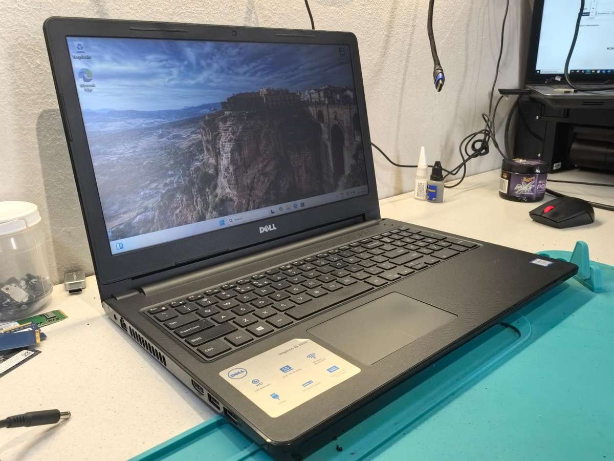 DELL Vinspiron 15 3568-i5-7200U-256GB SSD-8GB DDR4-FHD