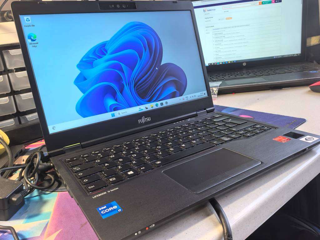 TOUCHSCREEN!*FUJITSU LIFEBOOK 7U13A2*i7-1165G7*16GB DDR4*512GB SSD*FHD*BACKLIT*