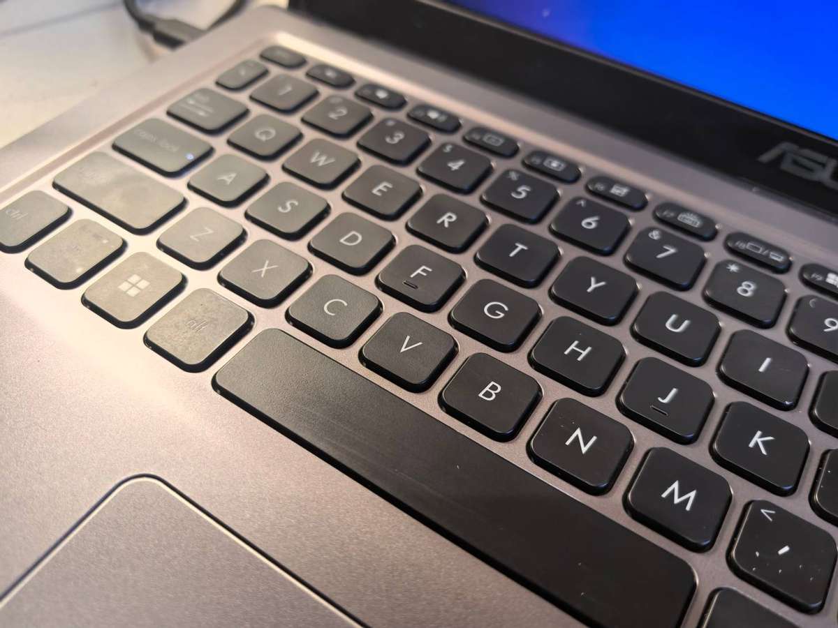 ASUS VIVOBOOK X515EA*i3-1115g4*8GB DDR4*256GB SSD*HD*BACKLIT KEYBOARD