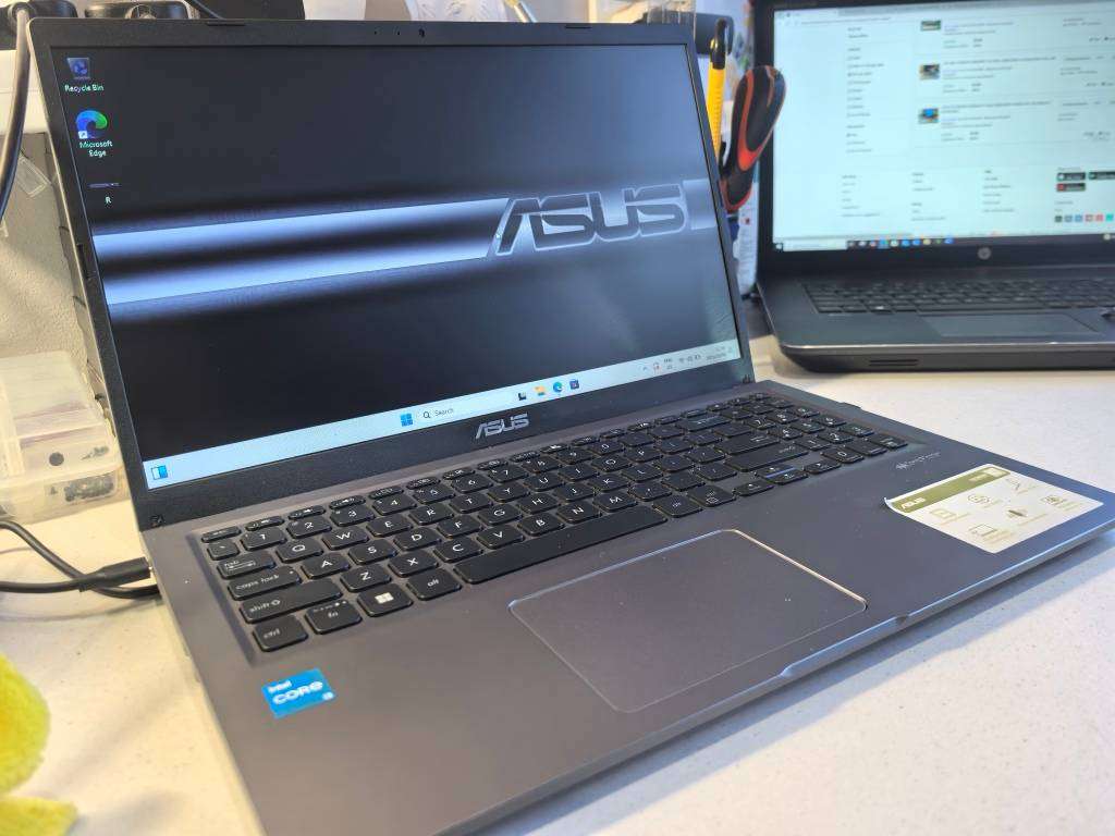 ASUS VIVOBOOK X515EA*i3-1115g4*8GB DDR4*256GB SSD*HD*BACKLIT KEYBOARD