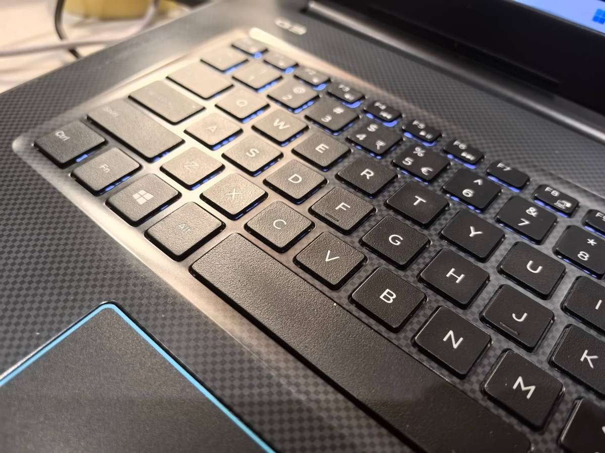 GAMING DELL G3 3779*i7-8750H*16GB DDR4*512GB SSD*17.3FHD*GTX 1050 TI