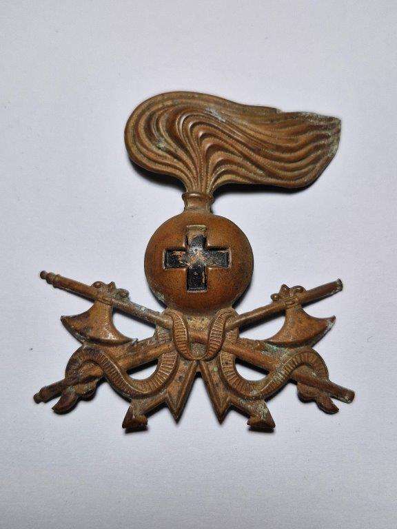 WW2 Italian Army Engineers Pith Helmet Badge. No fastening plates.