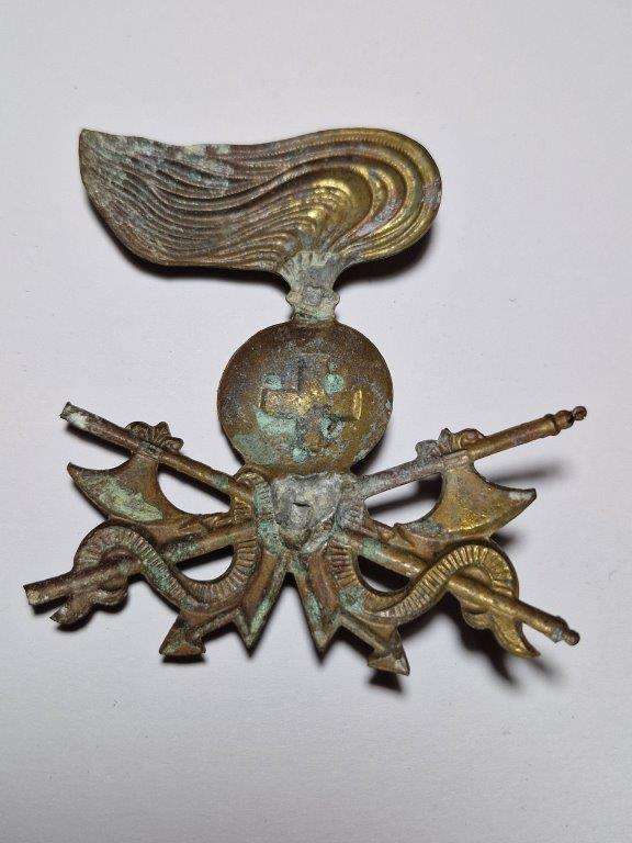 WW2 Italian Army Engineers Pith Helmet Badge. No fastening plates.