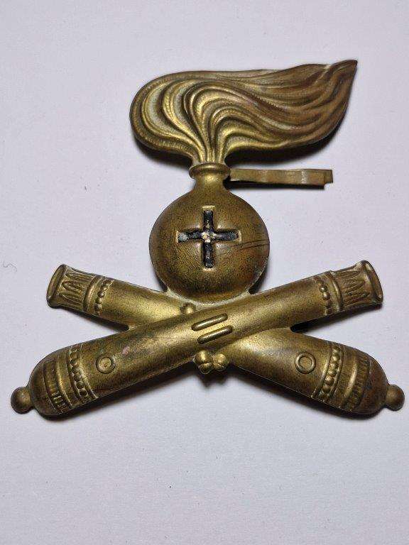 Italy WW2 Heavy Artillery badge. One Fastening plate missing