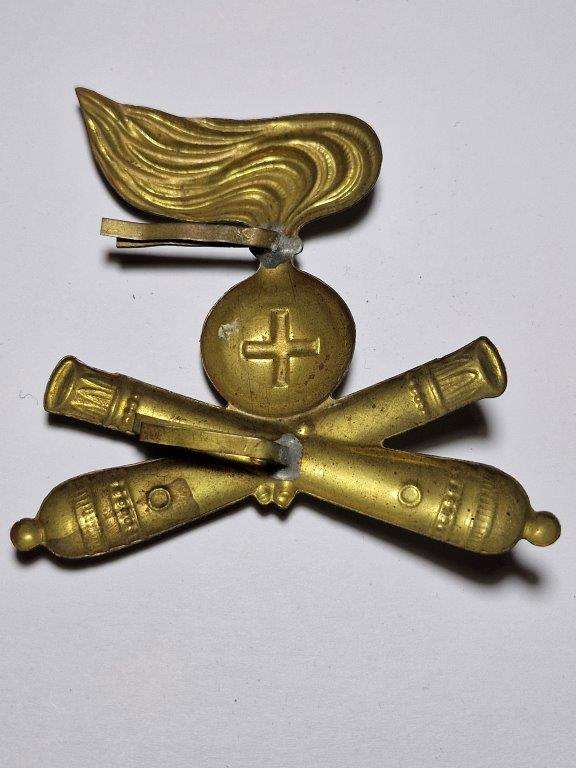 Italy WW2 Heavy Artillery badge. One Fastening plate missing