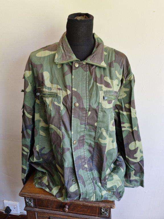 Unknown Camo Jacket with leather Commando Title. 62 Cm Armpit to armpit. Zip broken.