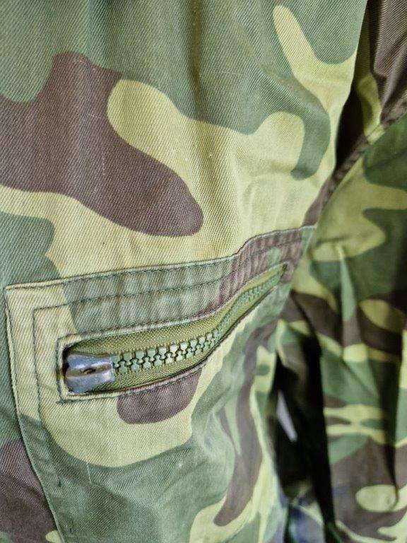 Unknown Camo Jacket with leather Commando Title. 62 Cm Armpit to armpit. Zip broken.