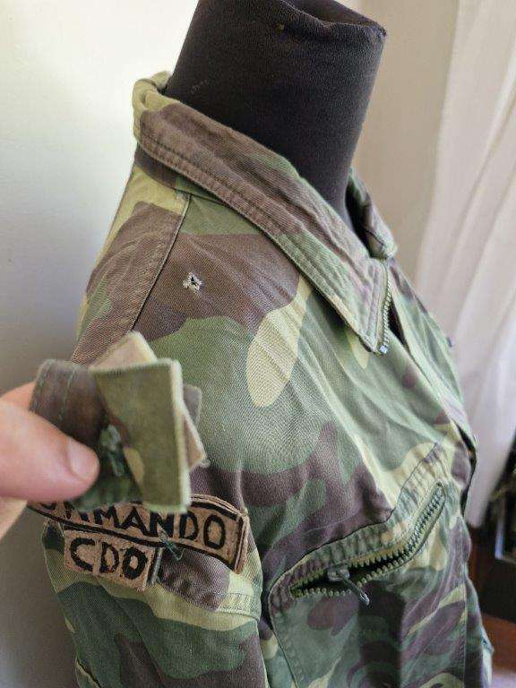 Unknown Camo Jacket with leather Commando Title. 62 Cm Armpit to armpit. Zip broken.