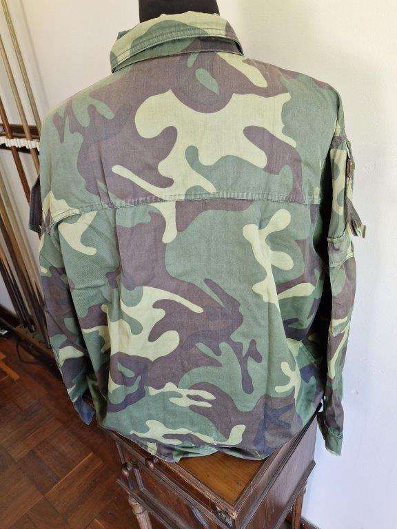 Unknown Camo Jacket with leather Commando Title. 62 Cm Armpit to armpit. Zip broken.