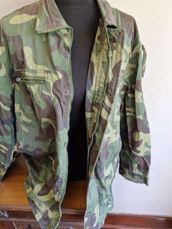 Unknown Camo Jacket with leather Commando Title. 62 Cm Armpit to armpit. Zip broken.