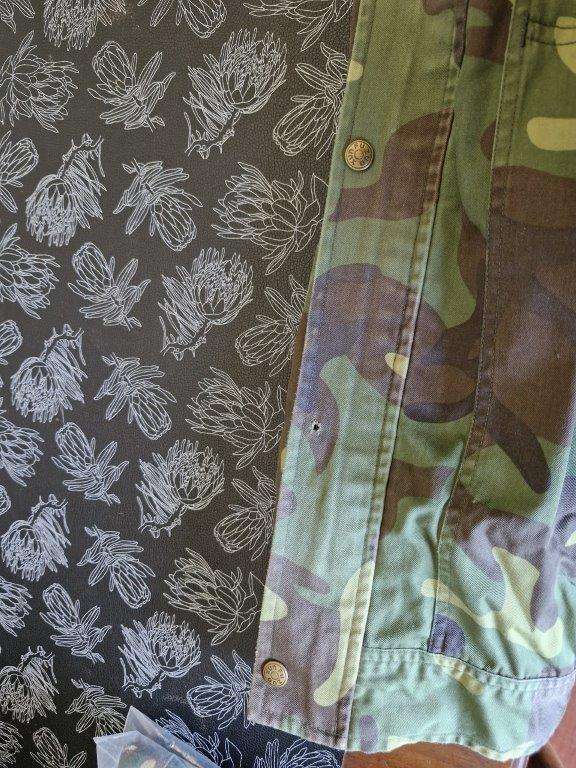 Unknown Camo Jacket with leather Commando Title. 62 Cm Armpit to armpit. Zip broken.
