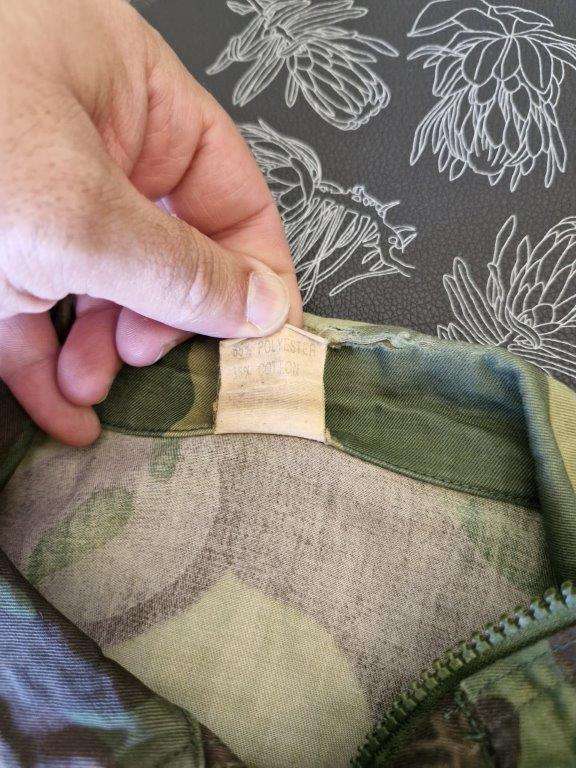 Unknown Camo Jacket with leather Commando Title. 62 Cm Armpit to armpit. Zip broken.