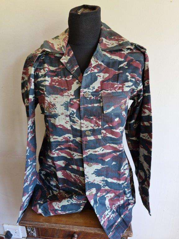 Unknown Camo Shirt. 47 Cm Armpit to Armpit.