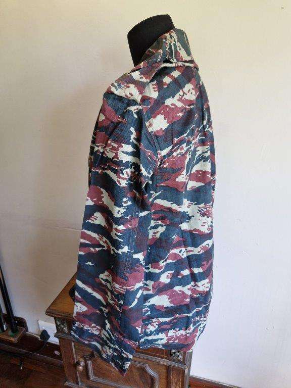 Unknown Camo Shirt. 47 Cm Armpit to Armpit.