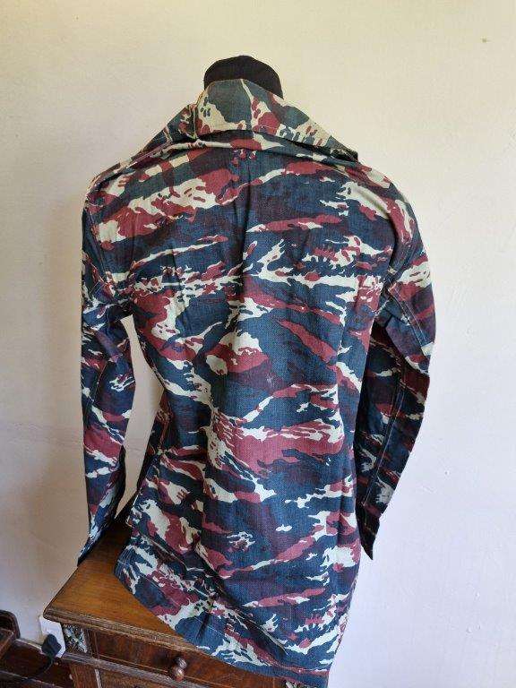 Unknown Camo Shirt. 47 Cm Armpit to Armpit.