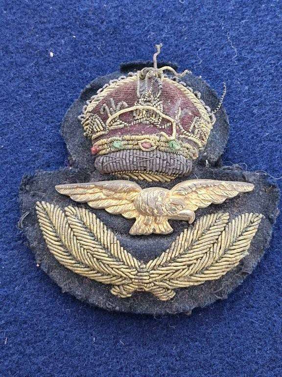 A WWII PERIOD OFFICER'S RAF CAP BADGE