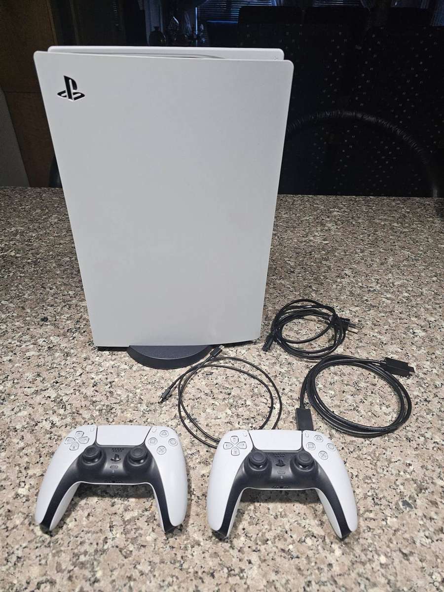 PlayStation 5 Digital Edition Console - 2x controllers and cables