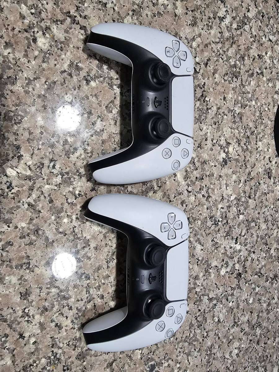 PlayStation 5 Digital Edition Console - 2x controllers and cables