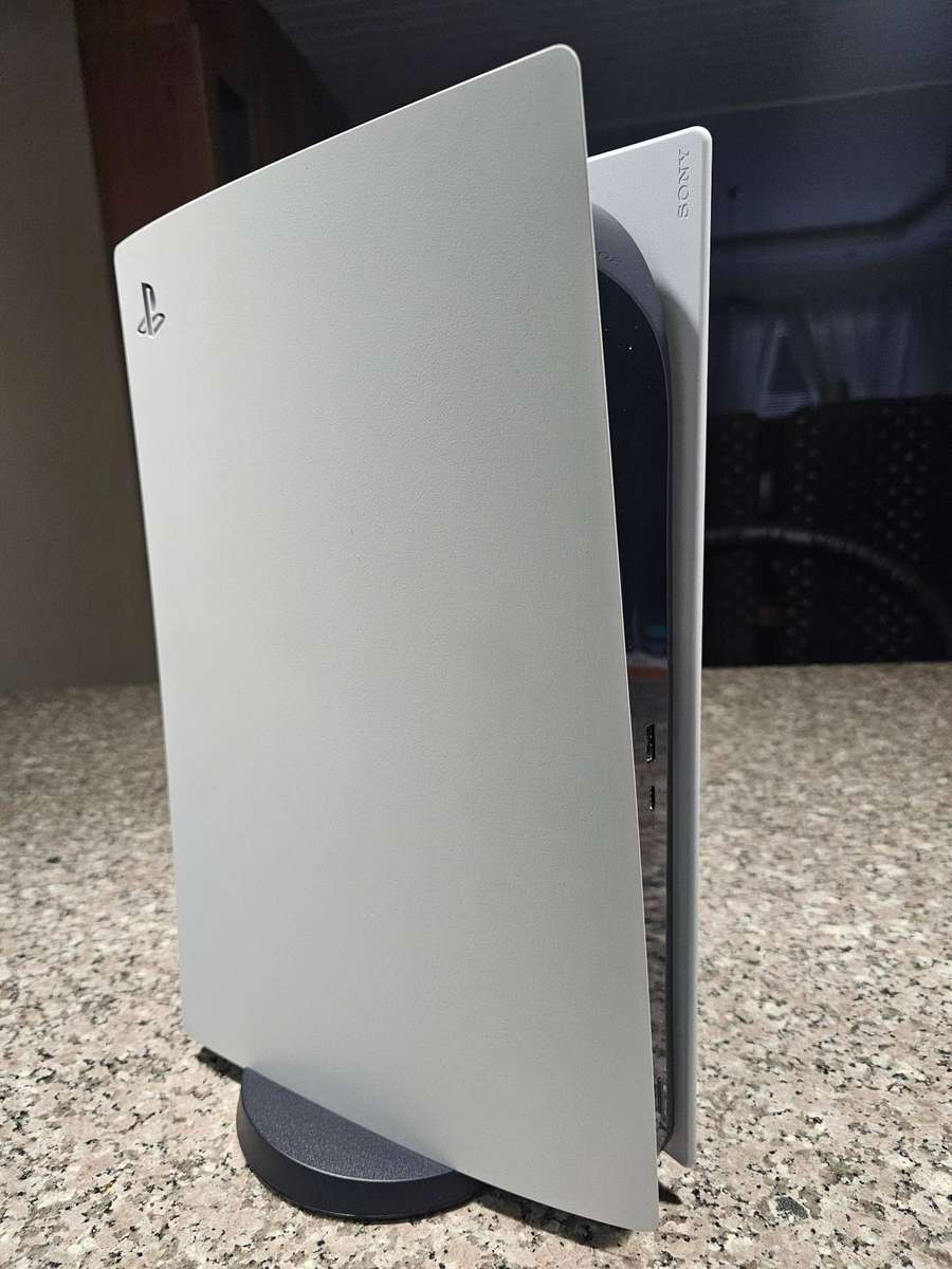 PlayStation 5 Digital Edition Console - 2x controllers and cables