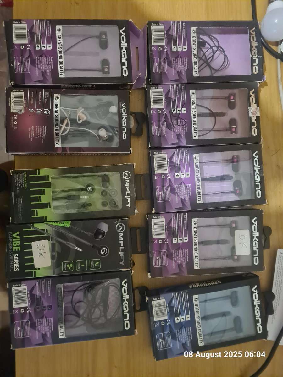 Assorted lot earphones