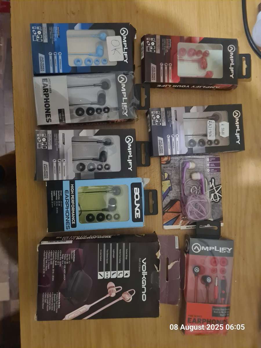 Assorted lot earphones