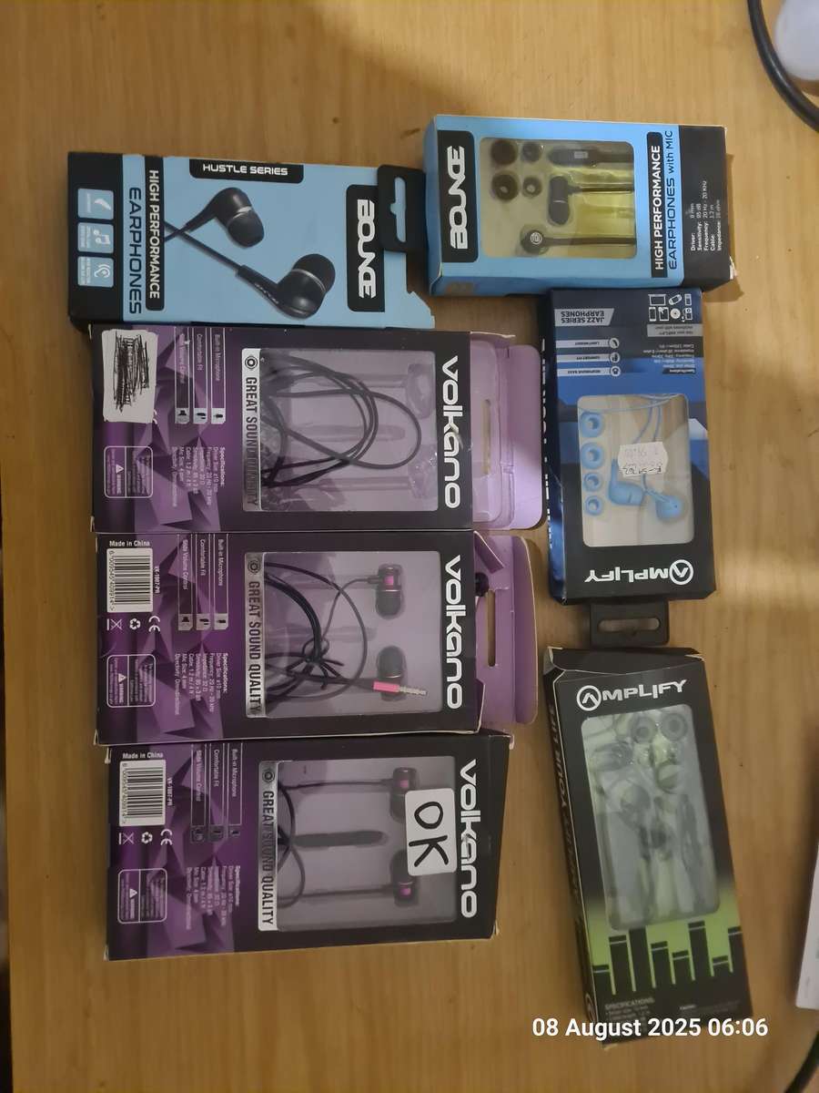 Assorted lot earphones