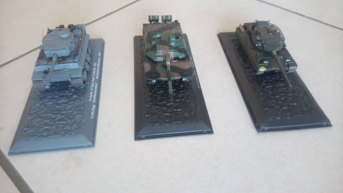 Model tanks x3