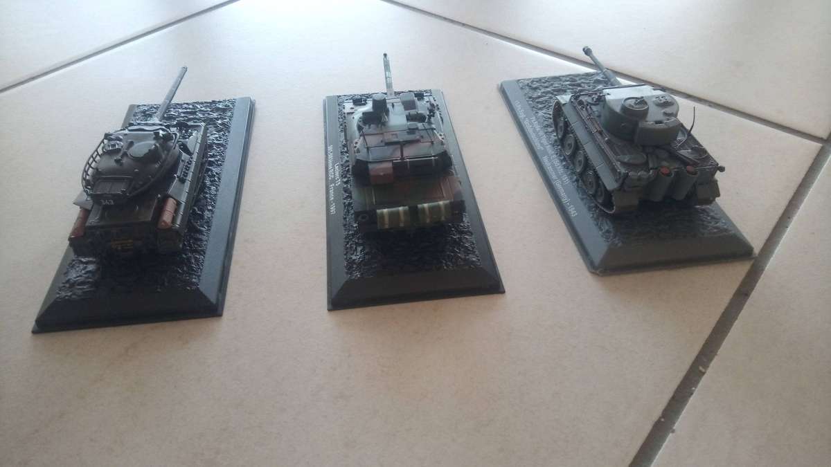 Model tanks x3