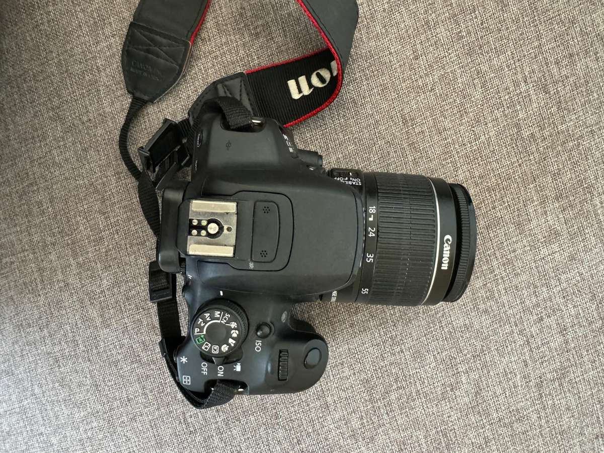 Canon EOS 700D + EF-S 18-55mm 3.5-5.6 kit lense + accesories