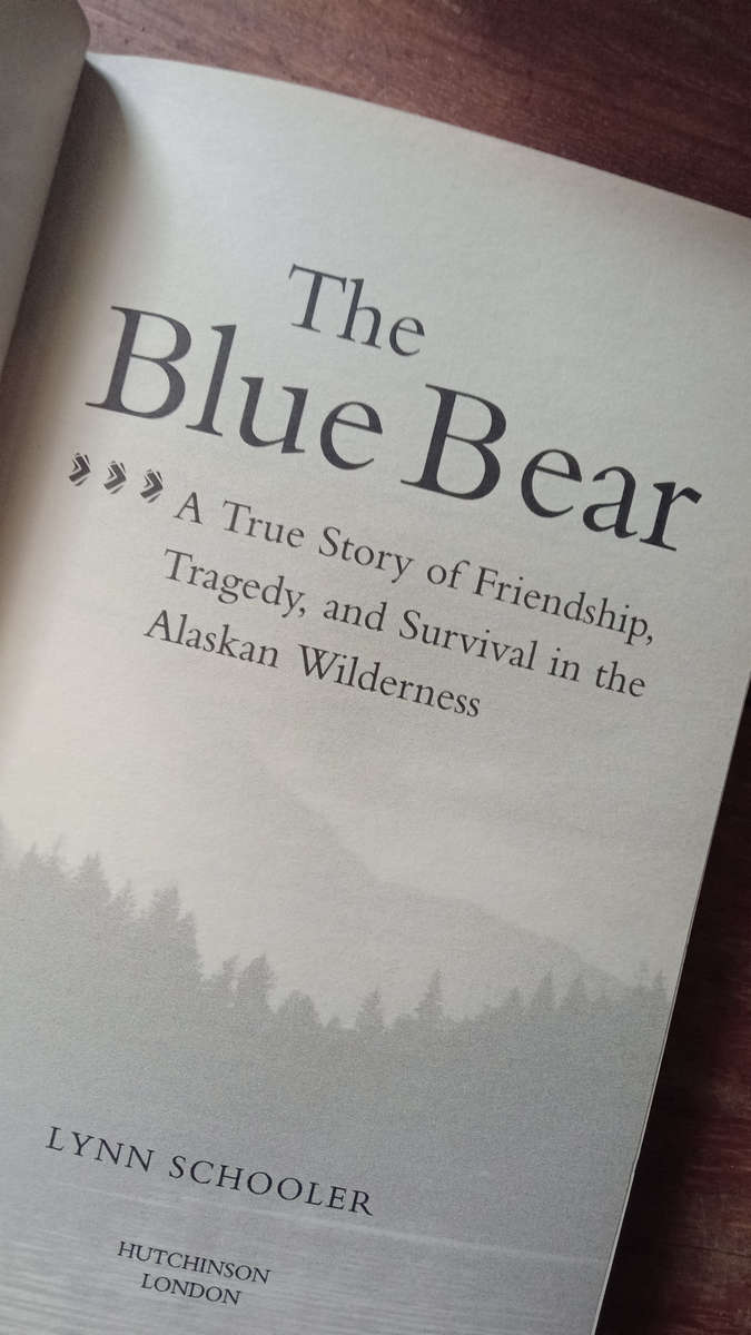 The Blue Bear: A True Story of Friendship and Discovery in the Alaskan Wild - Schooler, Lynn
