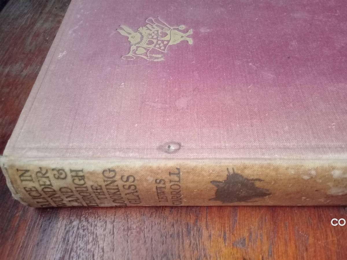 Alice in Wonderland & Through the Looking Glass - Lewis Carroll (Illustrated by Harry Roundtree)