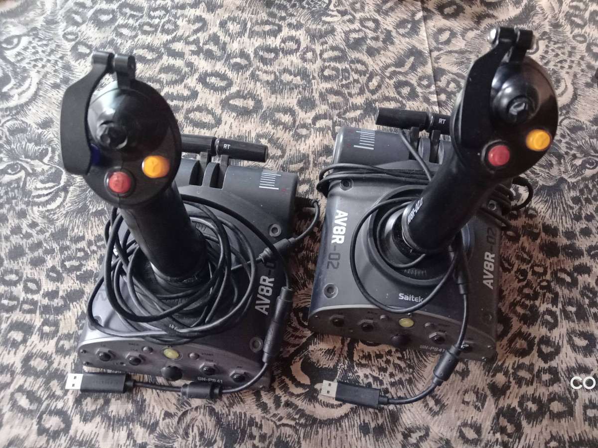 2 x Saitek AV8R-02 Xbox 360 Joystick Controller SN-PS41