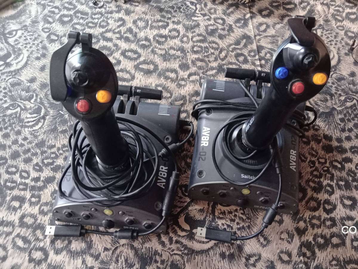 2 x Saitek AV8R-02 Xbox 360 Joystick Controller SN-PS41