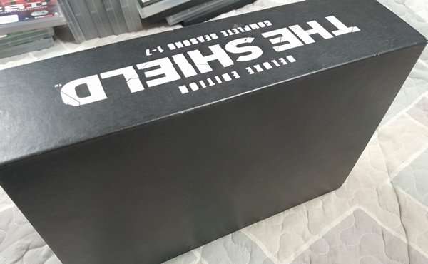 The Shield - Complete Seasons 1 to 7 Deluxe Edition DVD Box Set