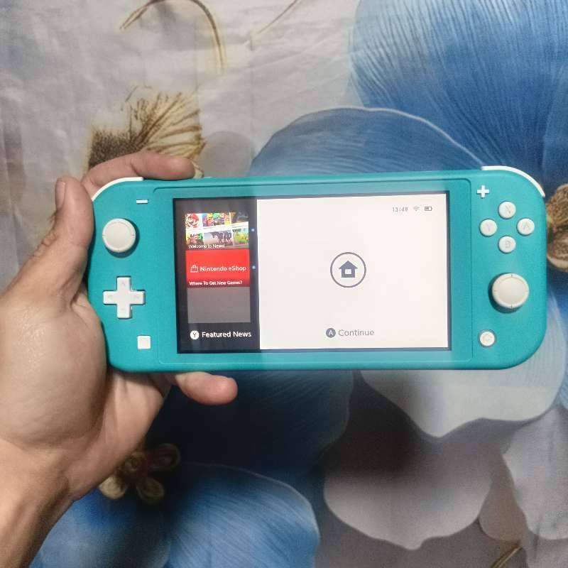 Nintendo Switch Lite  Turquoise + Original Mario Pouch