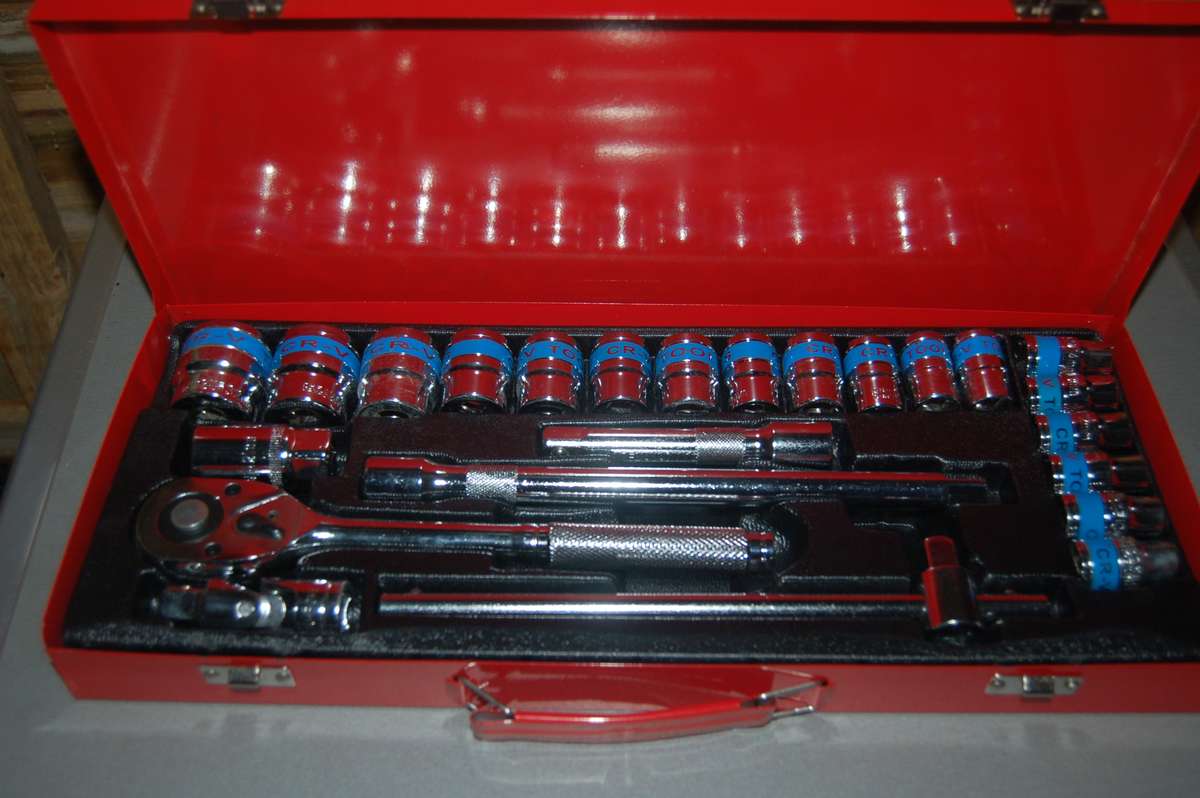 RV TOOLS CHROME VANADIUM 24 PIECE 1/2 INCH SOCKET SET IN METAL CASE