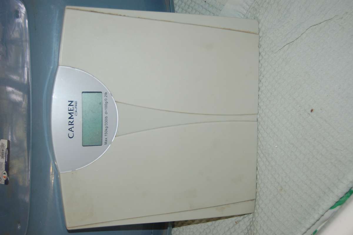CARMEN BODY WEIGHT SCALE WORKING BUT NEEDS NEW BATTERY UP TO 150KG AND LBS AND KG INTERCHANGEABLE