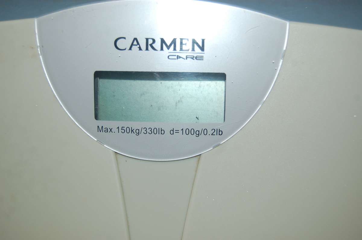 CARMEN BODY WEIGHT SCALE WORKING BUT NEEDS NEW BATTERY UP TO 150KG AND LBS AND KG INTERCHANGEABLE