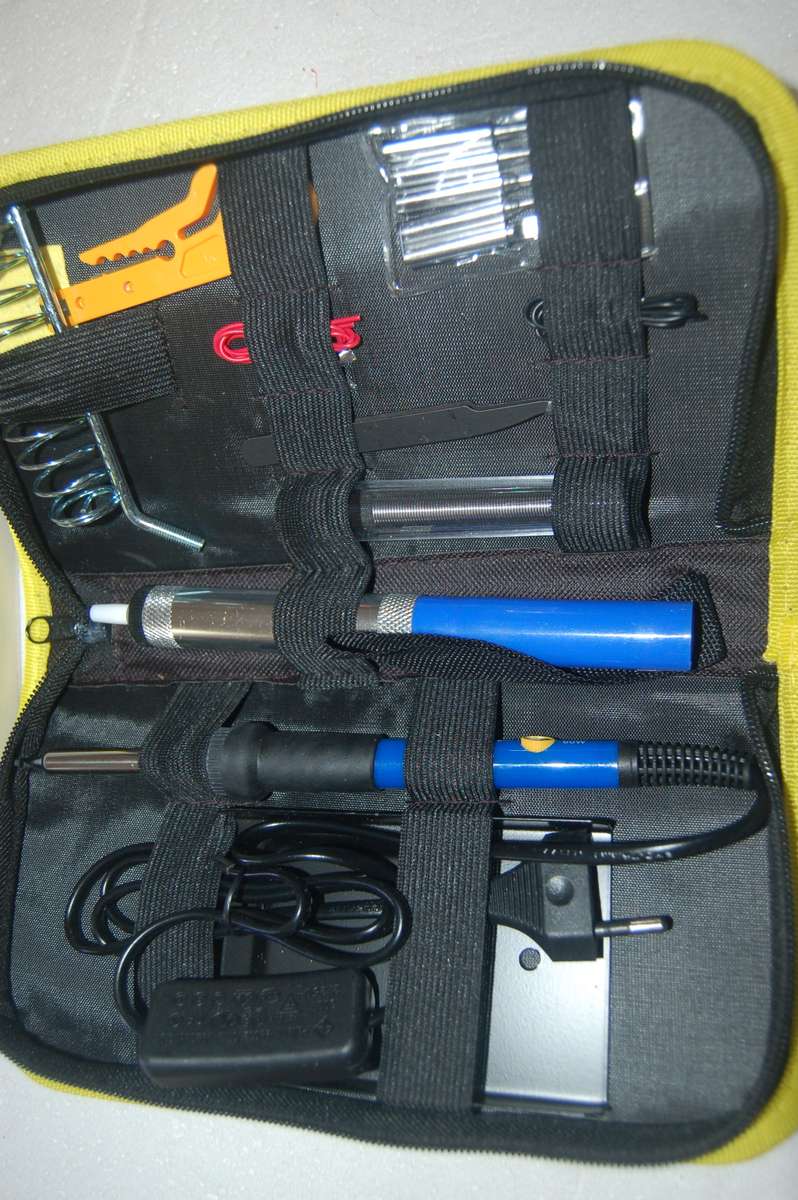 BS-908 DESOLDERING PUMP PLUS SOLDERING IRON AND ACCESSORIES
