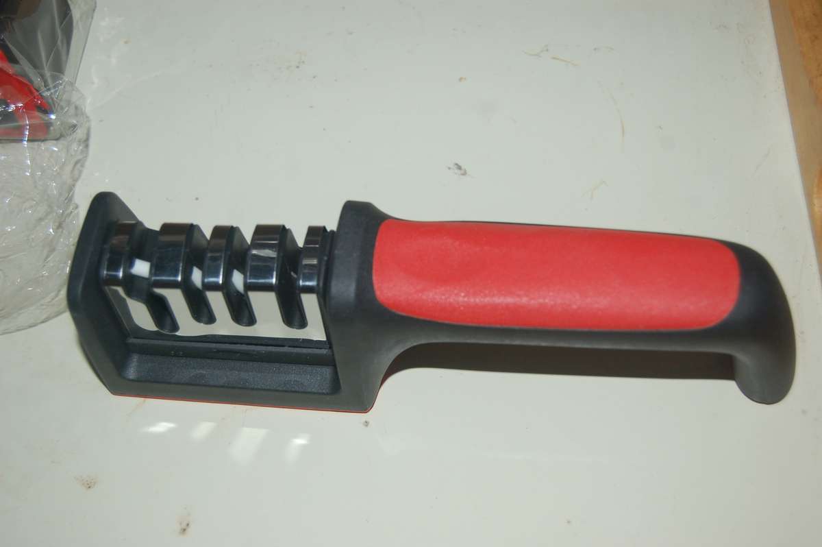 4 SECTION KNIFE SHARPENER WITH SCISSOR BLADE SECTION HAND HELD