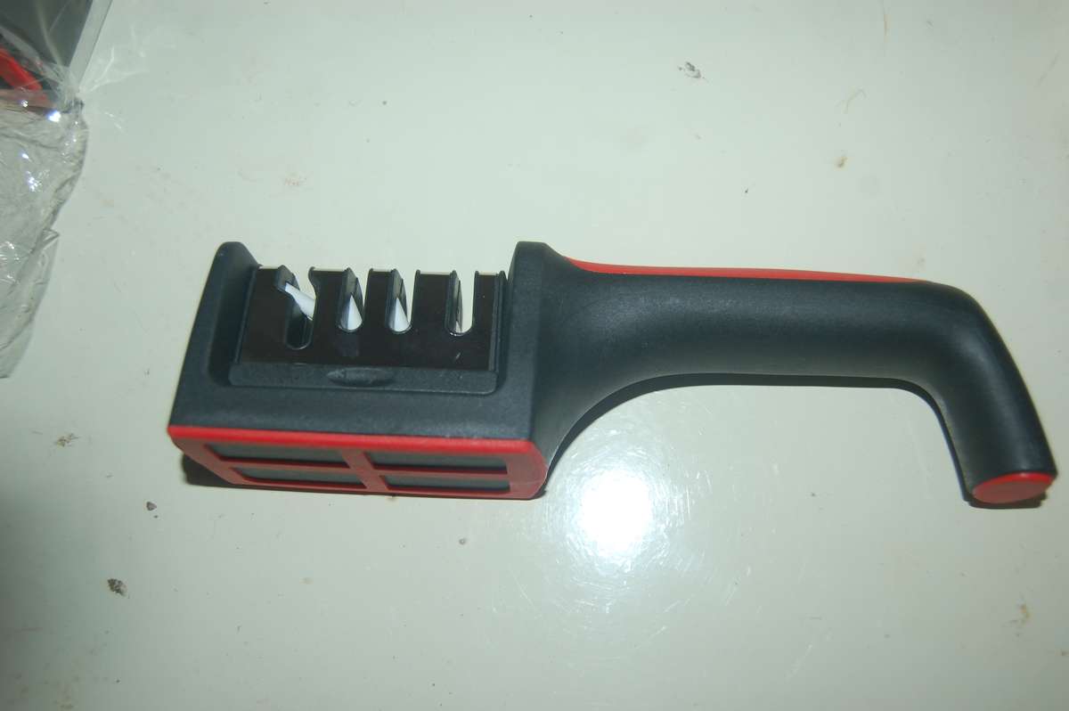 4 SECTION KNIFE SHARPENER WITH SCISSOR BLADE SECTION HAND HELD