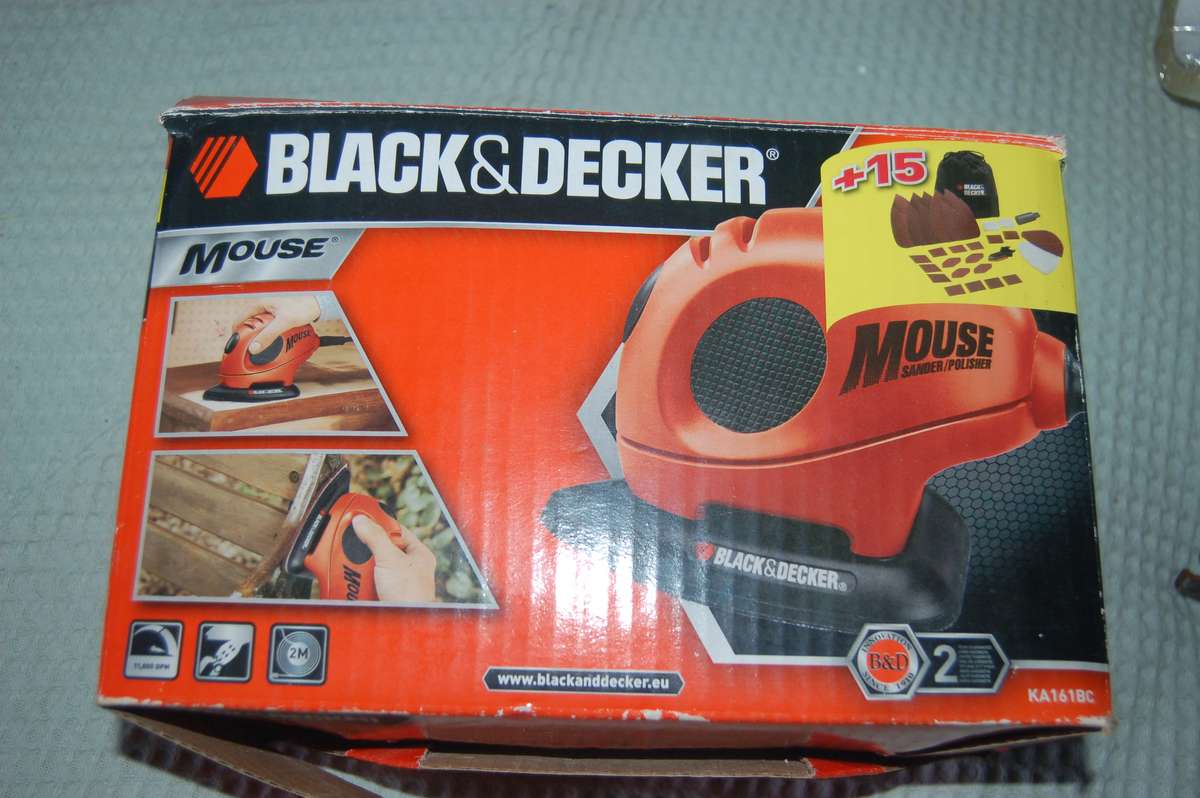 BLACK AND DEKKER HAND "MOUSE" SANDER WITH SPARE GRIT SANDING SHAPES