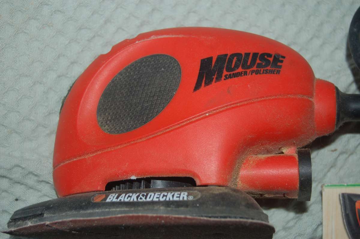 BLACK AND DEKKER HAND "MOUSE" SANDER WITH SPARE GRIT SANDING SHAPES